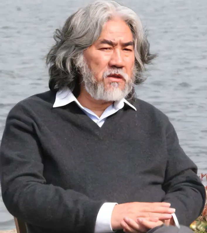 73岁濮存昕事故现场曝光，自行车卷进车底，张纪中早提过醒老年人