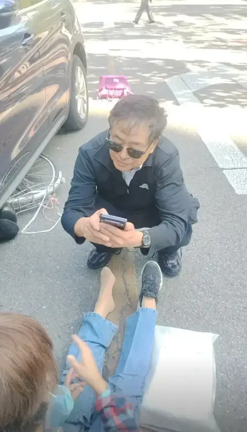 73岁濮存昕事故现场曝光，自行车卷进车底，张纪中早提过醒老年人