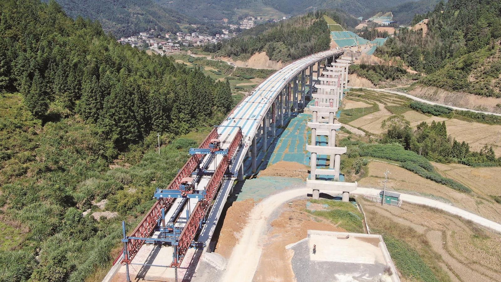 田安高速首座大桥 完成右幅T梁架设