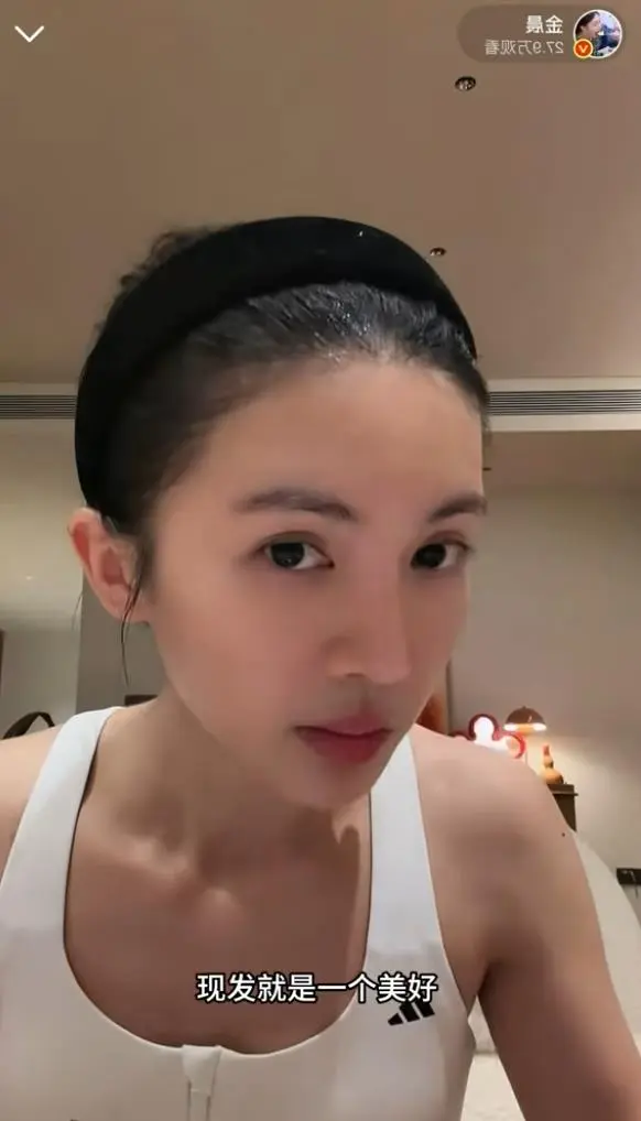 金晨直播表示：“王楚然也很好，我看了，很美，也很撒得开”