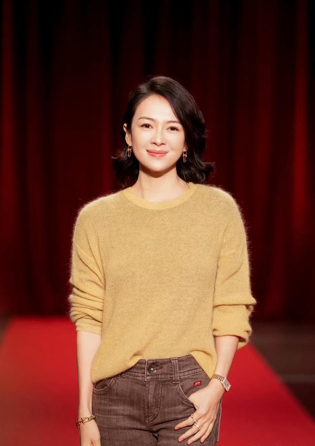 法国里昂电影节开门红，章子怡牛仔裤领奖，5000人起立鼓掌