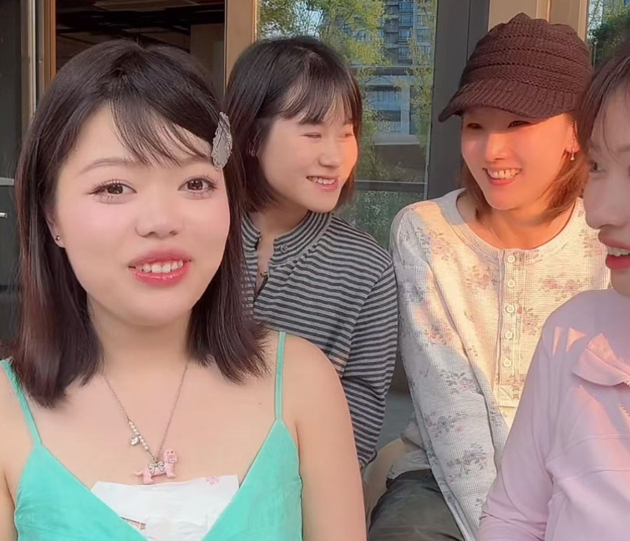 骂她演技差可以，骂她“特殊面容”算什么？厚本关掉美颜后，把问题甩回给了所有人