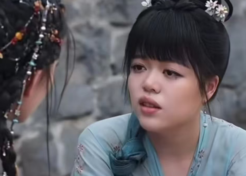 骂她演技差可以，骂她“特殊面容”算什么？厚本关掉美颜后，把问题甩回给了所有人