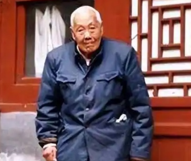 清朝太监回忆：妃子洗澡从不用手和避讳太监，十分侮辱人
