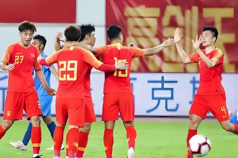 3比1! 两位中国男足国脚在10月16日的比赛中携手爆发打入三个进球，帮助中国队爆冷战胜世界杯八强队，邵佳一为此乐开花被辟谣