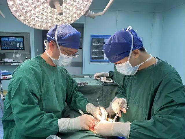 男子冲动吞下12厘米筷子35年后取出，筷子整体几乎完好无损，医生：胃酸对木头、塑料、金属这类东西，基本&ldquo;消化&rdquo;不掉
