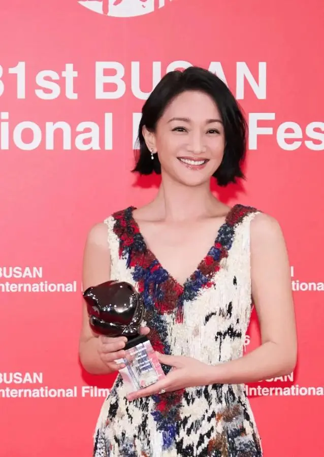 和陈坤领证真相大白3年，无子无女的周迅，终于印证了张曼玉的话