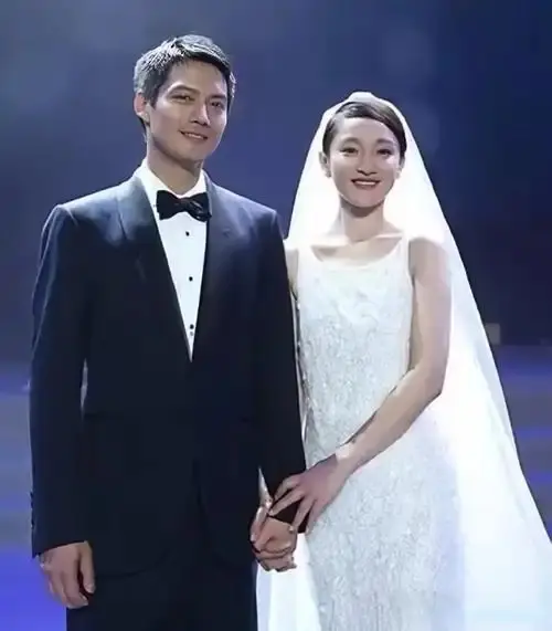 和陈坤领证真相大白3年，无子无女的周迅，终于印证了张曼玉的话