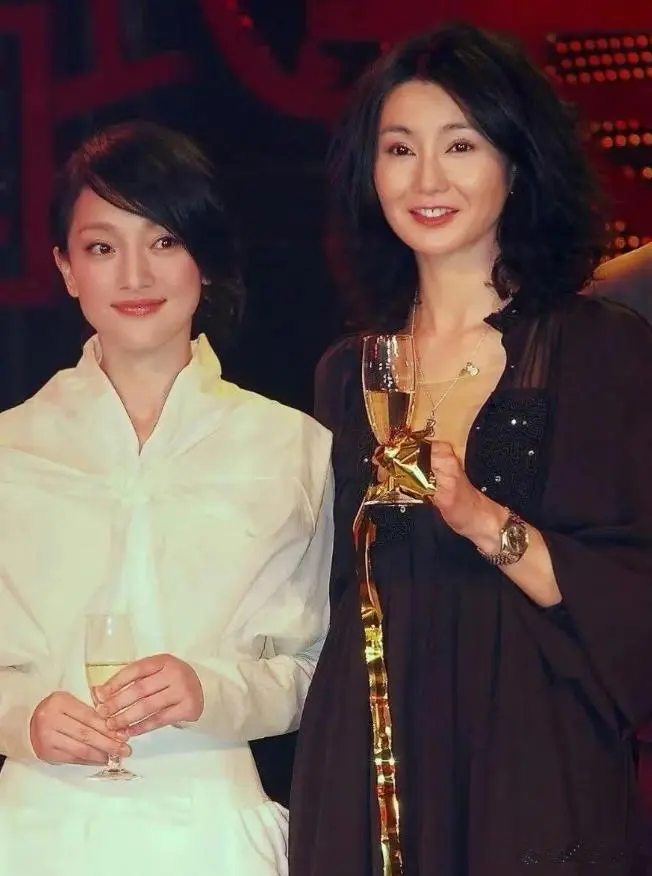 和陈坤领证真相大白3年，无子无女的周迅，终于印证了张曼玉的话