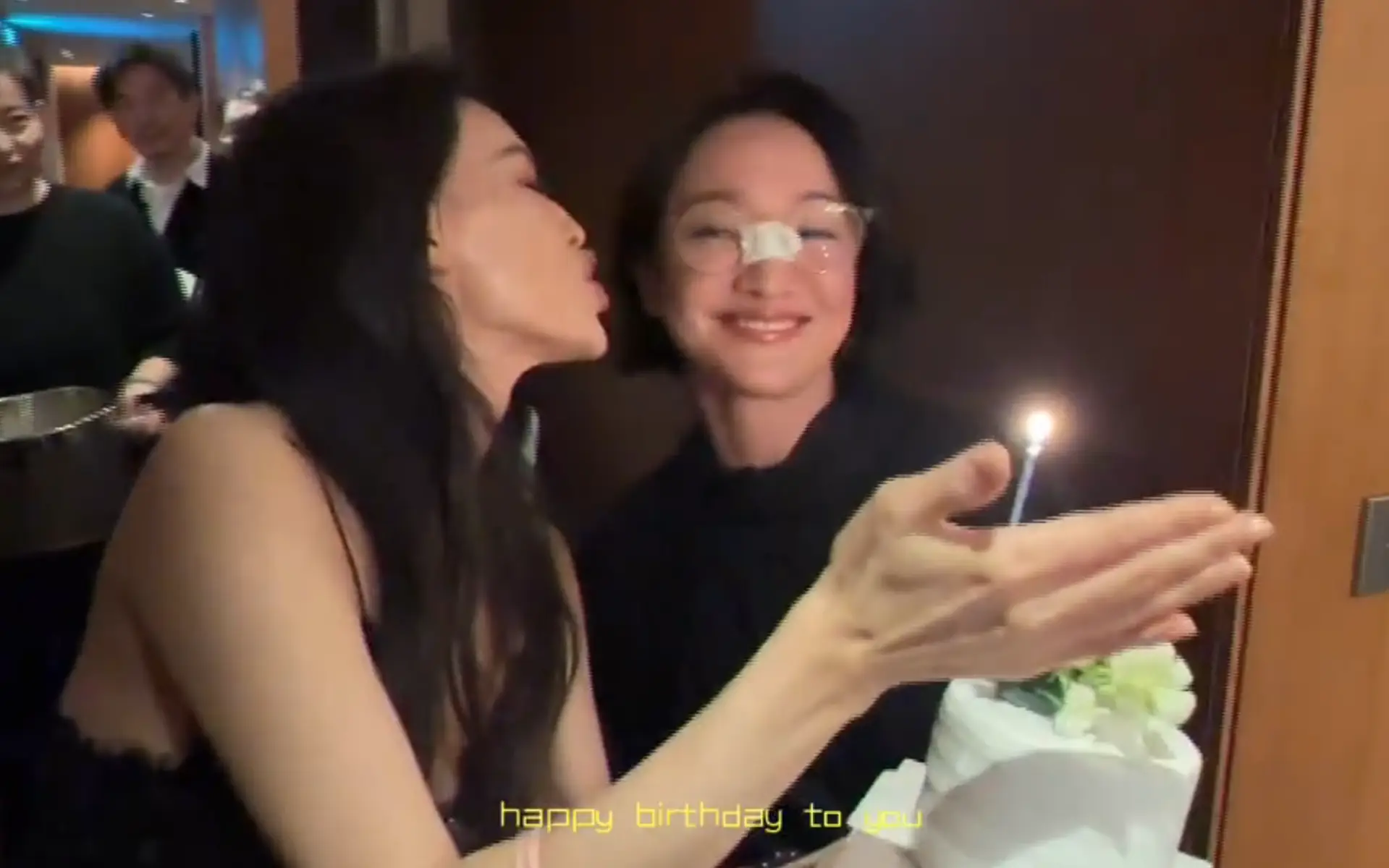 刚拿国际大奖就庆生！舒淇捧蛋糕突袭现场，贴面亲吻尽显神仙闺蜜情