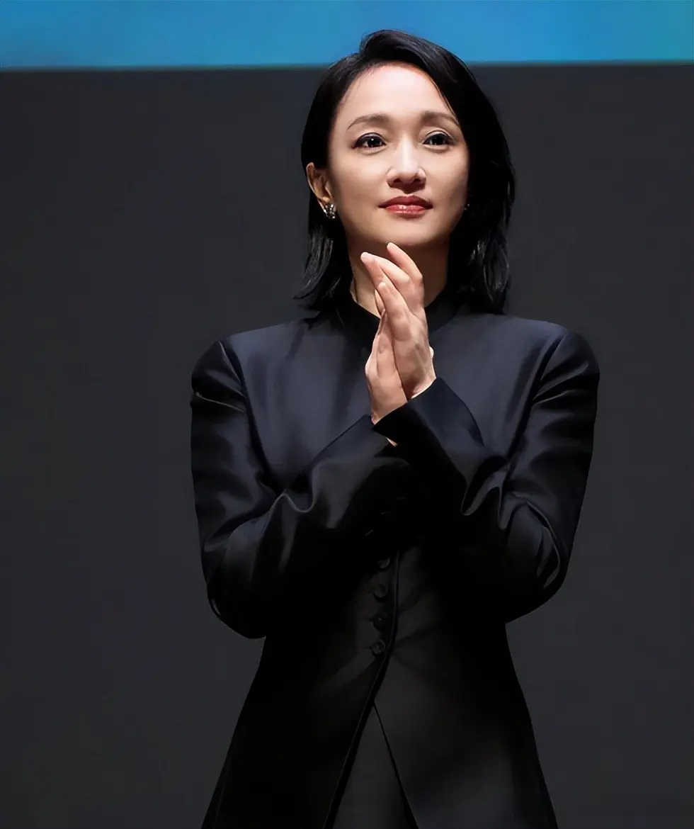 演都不演了？周迅获奖后她撇嘴、满脸不屑，张艺谋表情耐人寻味