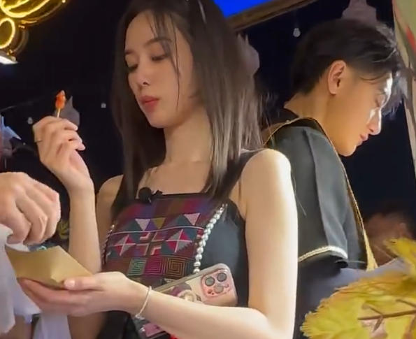 徐艺洋官宣当妈后，旧片段突然爆火：那英扶她下楼梯，是前辈本能还是早已知情？