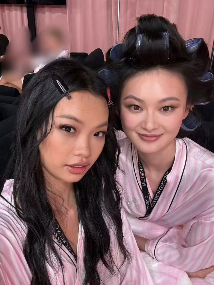 维密后台同框！刘雯、奚梦瑶、贺聪、古月四代国模齐聚，见证东方超模接力