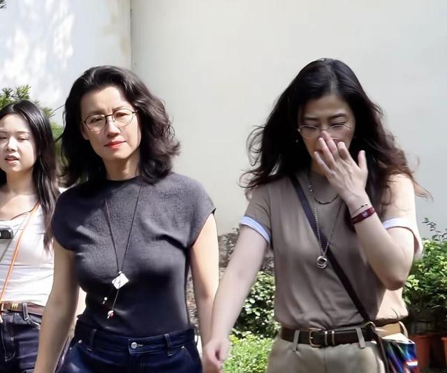 梅婷刘琳乌镇戏剧节温馨同框，多年神仙闺蜜情谊引网友点赞