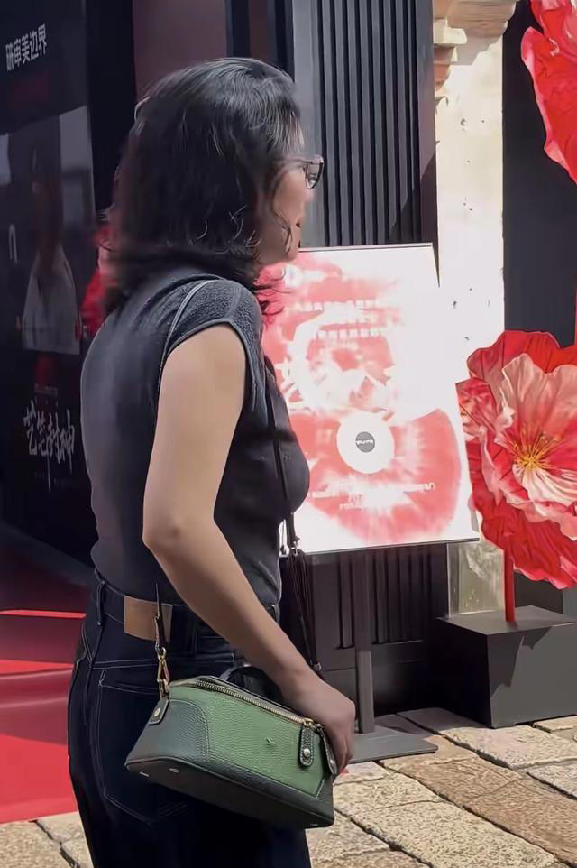 梅婷刘琳乌镇戏剧节温馨同框，多年神仙闺蜜情谊引网友点赞