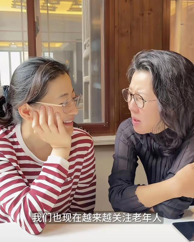 梅婷刘琳乌镇戏剧节温馨同框，多年神仙闺蜜情谊引网友点赞