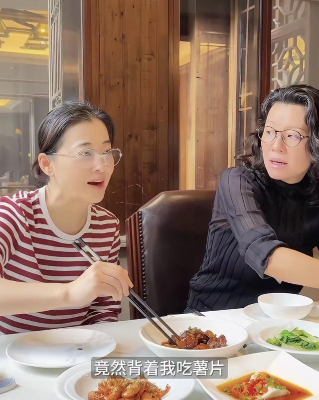 梅婷刘琳乌镇戏剧节温馨同框，多年神仙闺蜜情谊引网友点赞