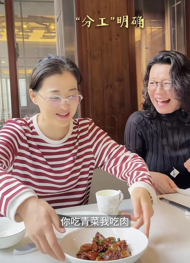 梅婷刘琳乌镇戏剧节温馨同框，多年神仙闺蜜情谊引网友点赞