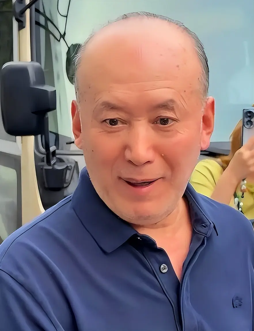 70岁郭达现状：住在西安老小区里养老，老态龙钟，妻子身份不一般