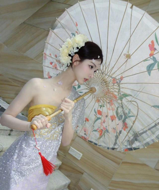入乡随俗！陈都灵傣装造型，像误入林间的清甜少女
