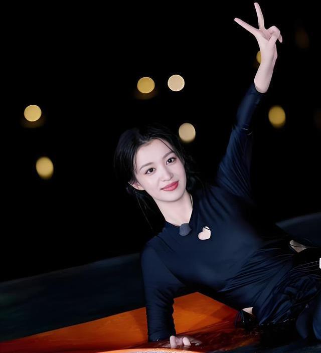 都觉得泳衣要少才挨骂，王楚然这件保守连体泳衣却让热搜更激烈