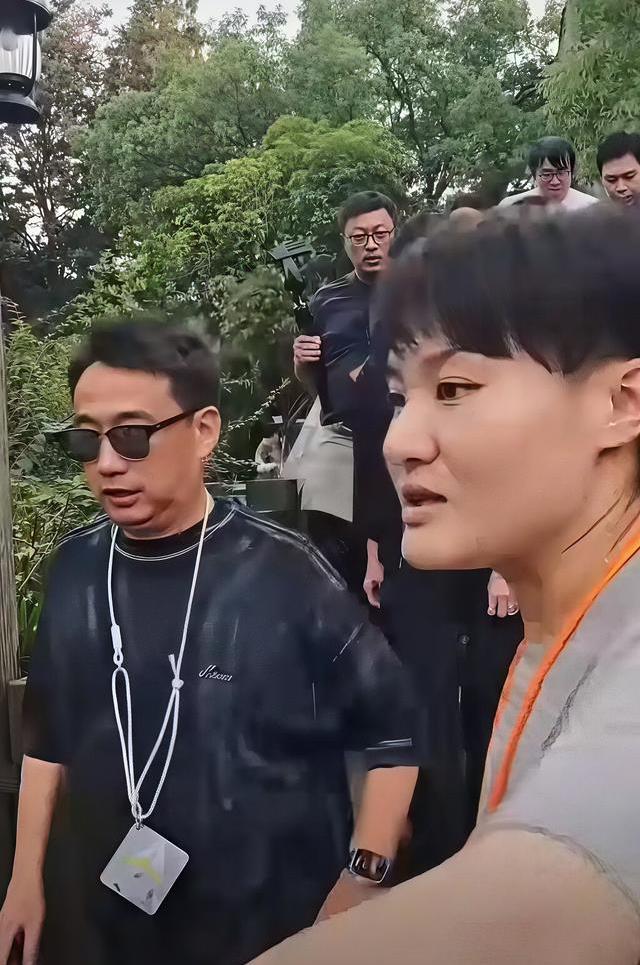 20岁黄多多乌镇当翻译，瘦身侧脸像母亲却从容不迫