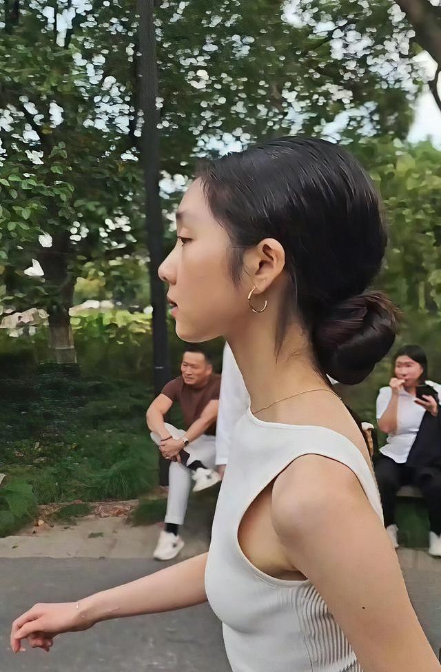 20岁黄多多乌镇当翻译，瘦身侧脸像母亲却从容不迫
