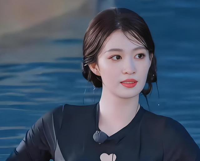 都觉得泳衣要少才挨骂，王楚然这件保守连体泳衣却让热搜更激烈