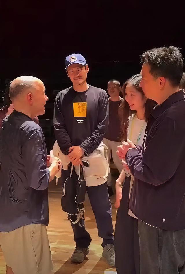 20岁黄多多乌镇当翻译，瘦身侧脸像母亲却从容不迫
