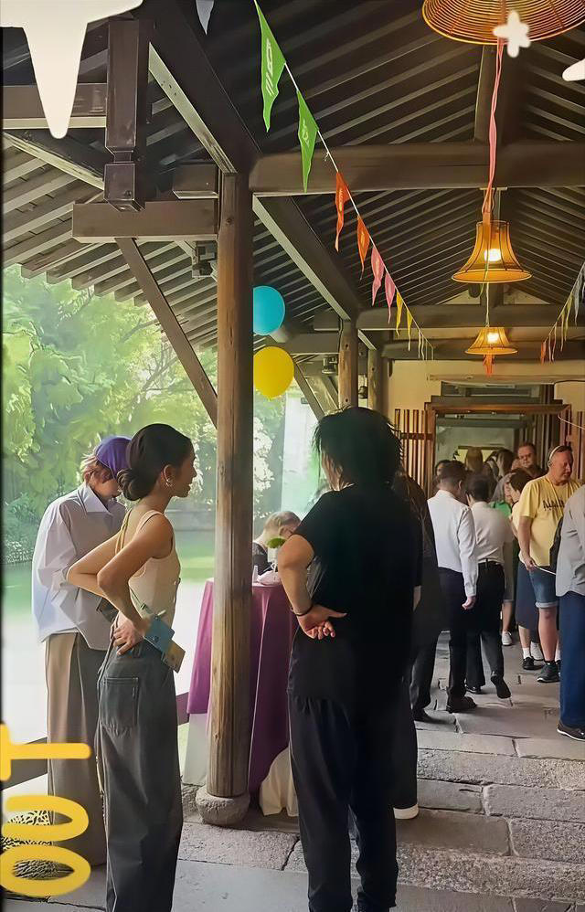 20岁黄多多乌镇当翻译，瘦身侧脸像母亲却从容不迫