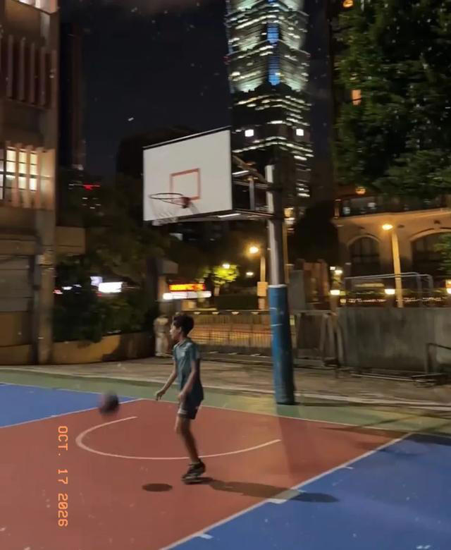 马筱梅带着汪宝陪汪小菲回台北看霖玥，汪宝乖巧可爱，情绪稳定
