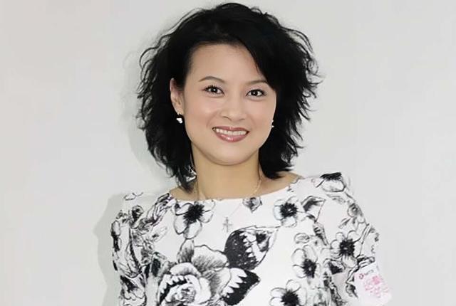 恭喜！62岁香港知名演员正式宣布结婚，婚礼将一切从简