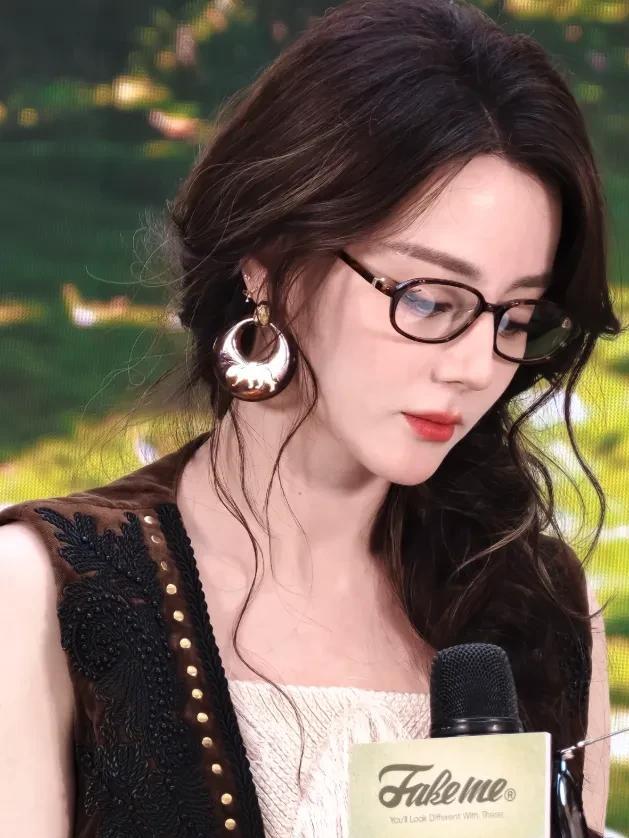 迪丽热巴眼镜杀立刻道歉，明星对标题的敏感度有多怕