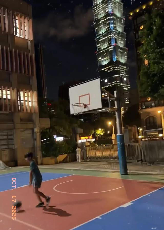 马筱梅带着汪宝陪汪小菲回台北看霖玥，汪宝乖巧可爱，情绪稳定