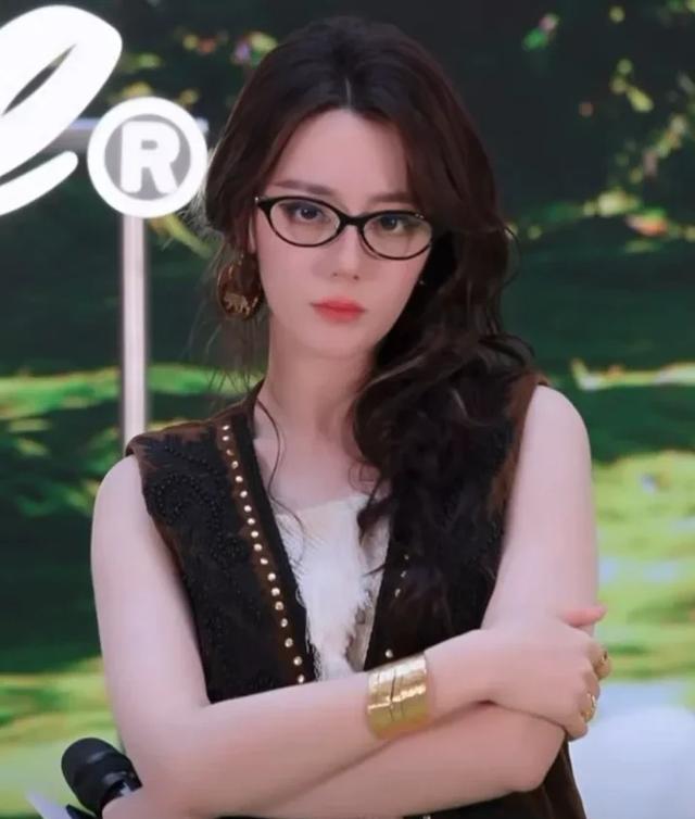 迪丽热巴眼镜杀立刻道歉，明星对标题的敏感度有多怕