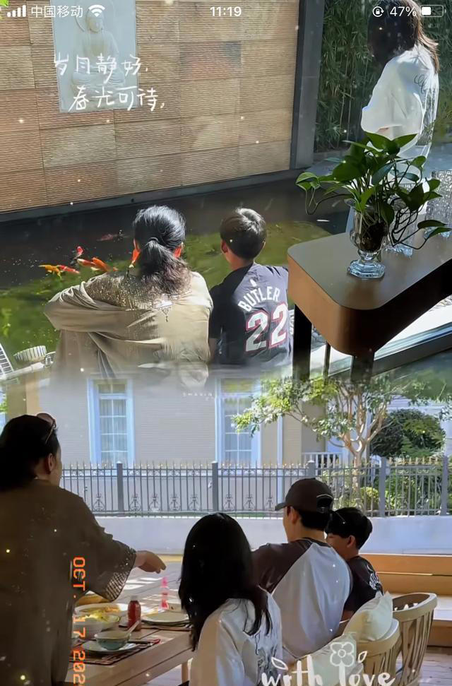 马筱梅带着汪宝陪汪小菲回台北看霖玥，汪宝乖巧可爱，情绪稳定
