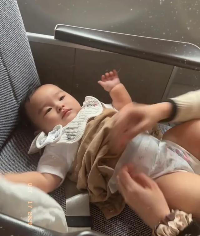 马筱梅带着汪宝陪汪小菲回台北看霖玥，汪宝乖巧可爱，情绪稳定