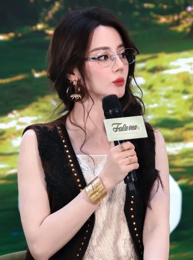 迪丽热巴眼镜杀立刻道歉，明星对标题的敏感度有多怕