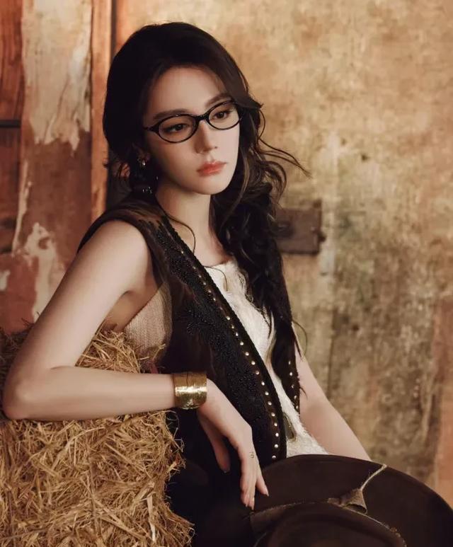 迪丽热巴眼镜杀立刻道歉，明星对标题的敏感度有多怕