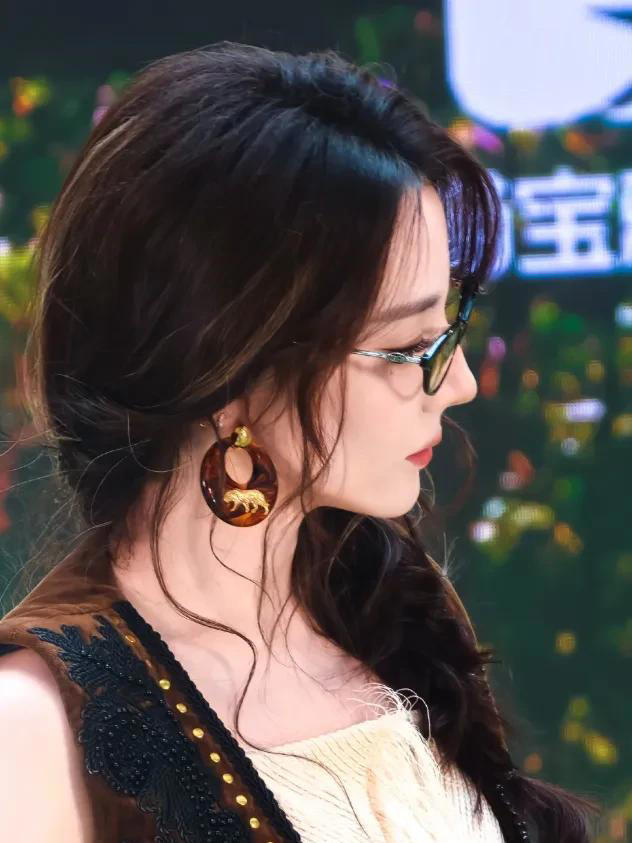 迪丽热巴眼镜杀立刻道歉，明星对标题的敏感度有多怕