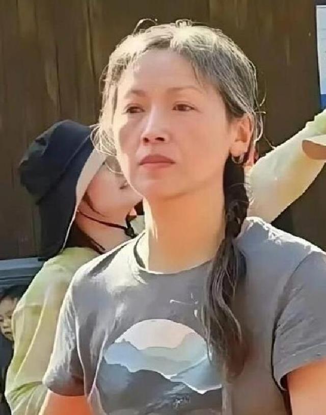 吴倩莲58岁上海街头偶遇 满头白发素颜上街气质优雅如路人