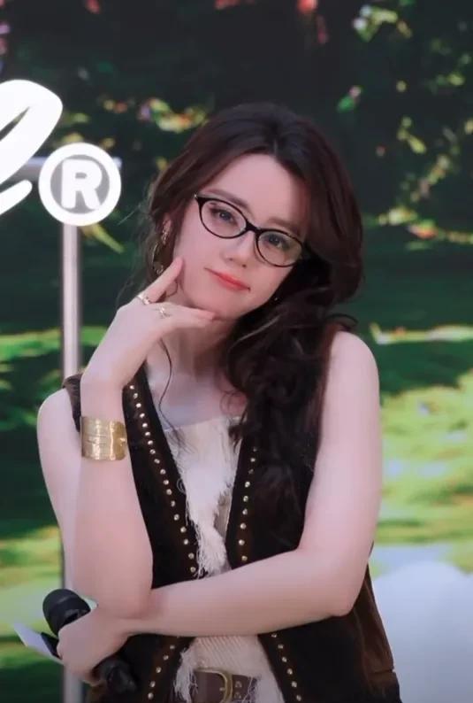 迪丽热巴眼镜杀立刻道歉，明星对标题的敏感度有多怕