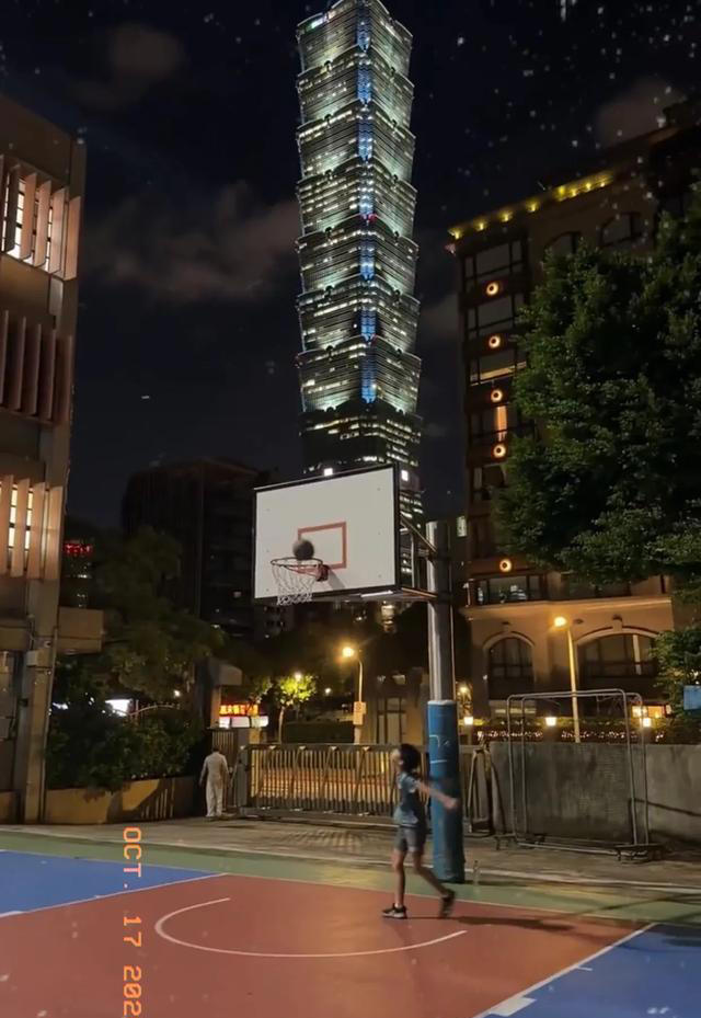 马筱梅带着汪宝陪汪小菲回台北看霖玥，汪宝乖巧可爱，情绪稳定