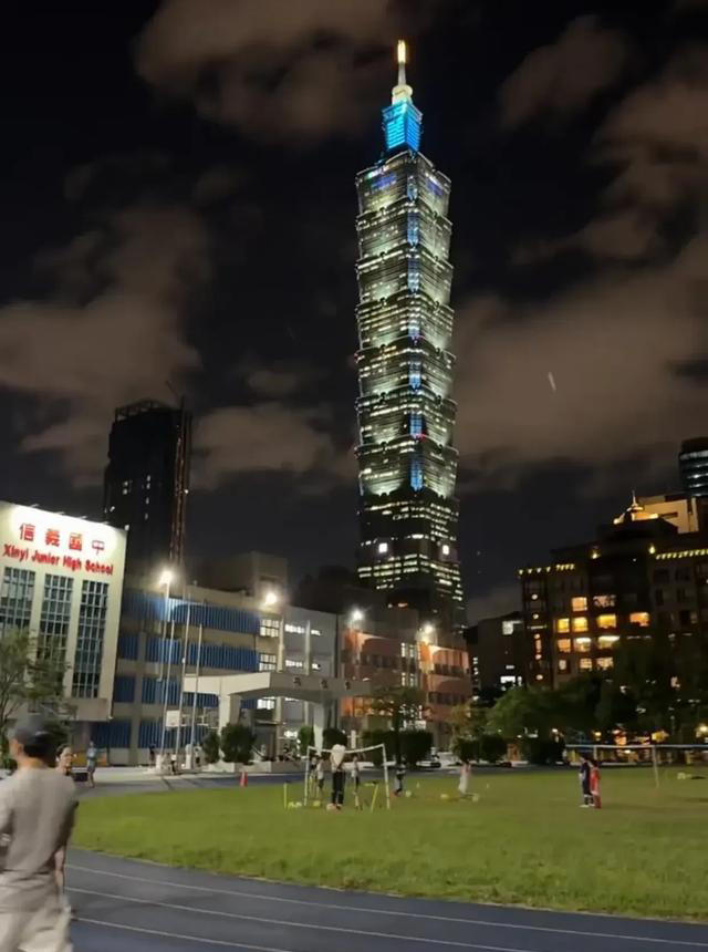 马筱梅带着汪宝陪汪小菲回台北看霖玥，汪宝乖巧可爱，情绪稳定
