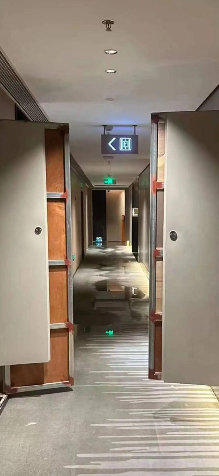 一家三口被困酒店卫生间超4小时 反复按SOS呼救按钮无任何反应