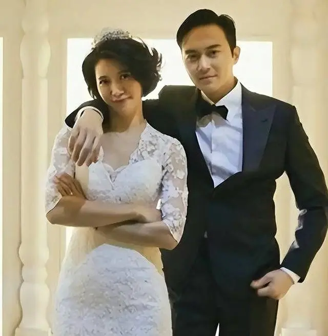 演唱会失控落泪，与前女友同台合唱，张智霖一晚争议四起