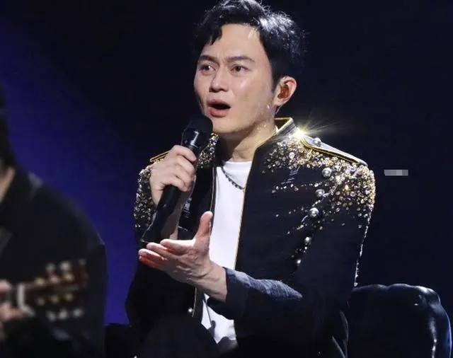 演唱会失控落泪，与前女友同台合唱，张智霖一晚争议四起