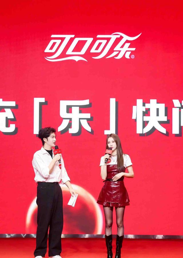 晚上七点弦子现身深圳，正式担任可乐充乐侠，线上线下都热闹