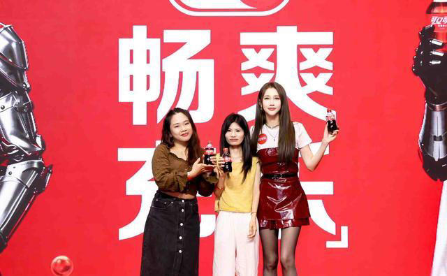 晚上七点弦子现身深圳，正式担任可乐充乐侠，线上线下都热闹