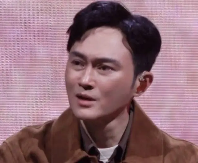 演唱会失控落泪，与前女友同台合唱，张智霖一晚争议四起